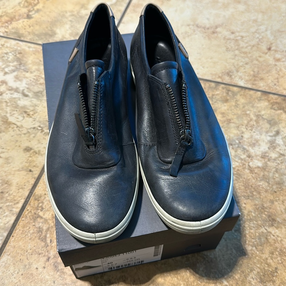 Ecco Soft 7 shoe